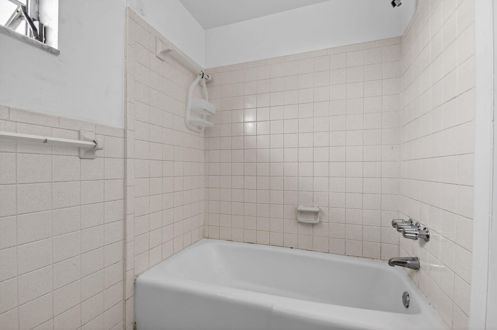 S/D OF 33-44-43, E 1/2 OF - Residential Lease