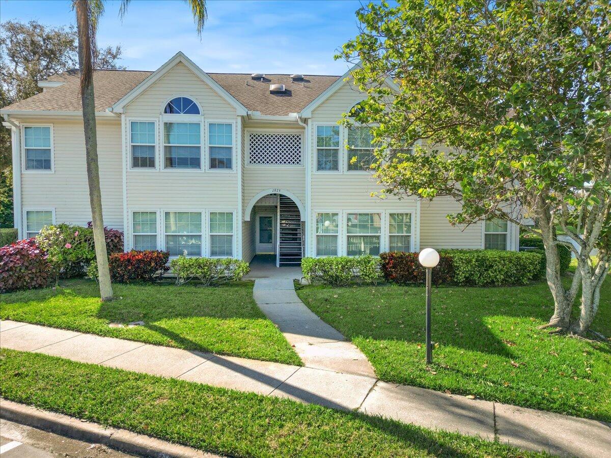 Fully-furnished 3BR/3BA condo w/lake views from most rooms! Large, multi-purpose loft doubles as guest / family room! Bright unit loaded w/coastal decor! Light, vinyl plank living room flooring! Eat-in kitchen w/ stainless appliances. Roof & AC 2018. Building re-piped 2023. Updated guest & master bathrooms! Walk-in closets! Under stair storage or pantry, plus extra closets in loft. Light-filtering, push-up blinds! Fountain, lake & sunset views from screened porch Full-sized laundry closet! Huge, heated community pool, plus tennis/pickle ball courts, billiards, library, more!