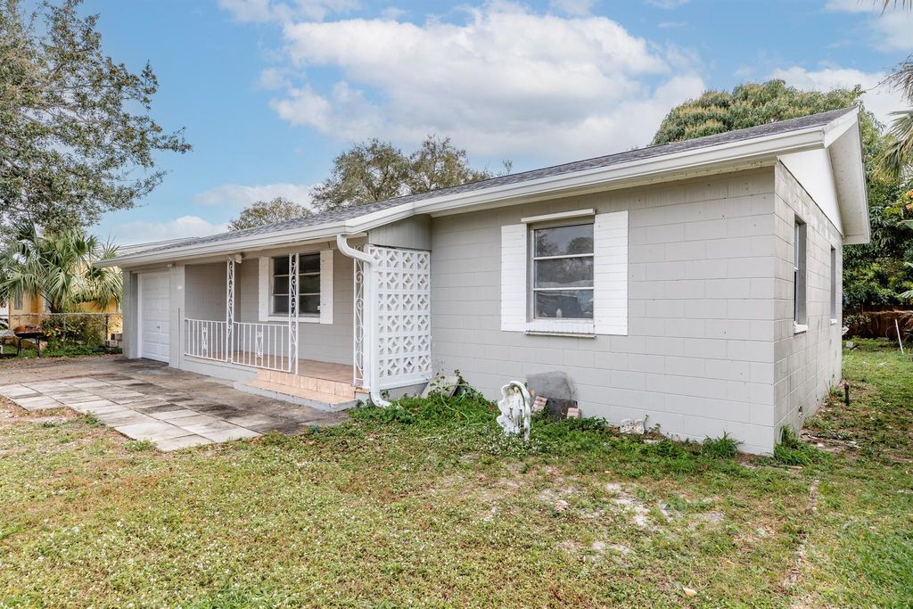 Photo of 1108 Mayflower Road, Fort Pierce, FL 34950 (MLS # R10948519)