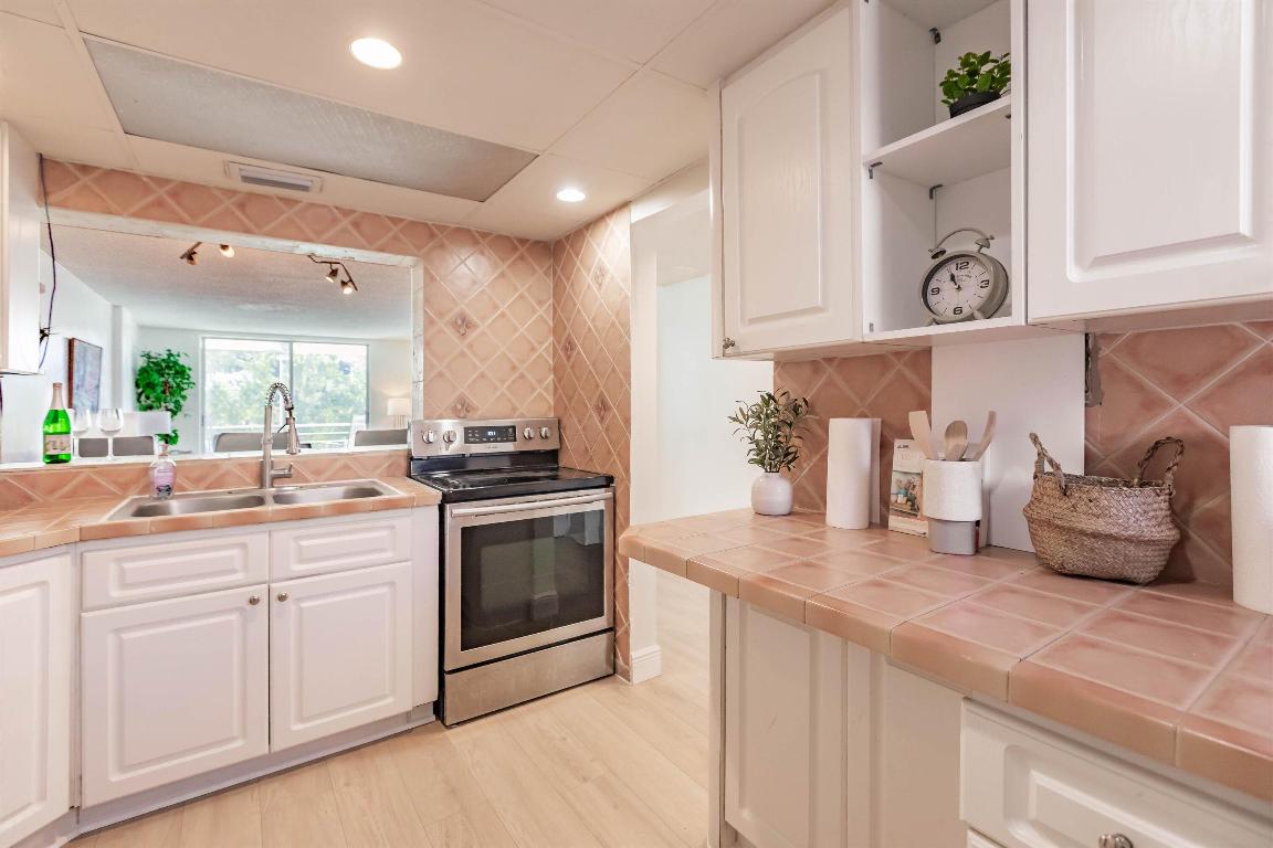 EASTERN SHORES WHITE HOUSE CONDO - Residential