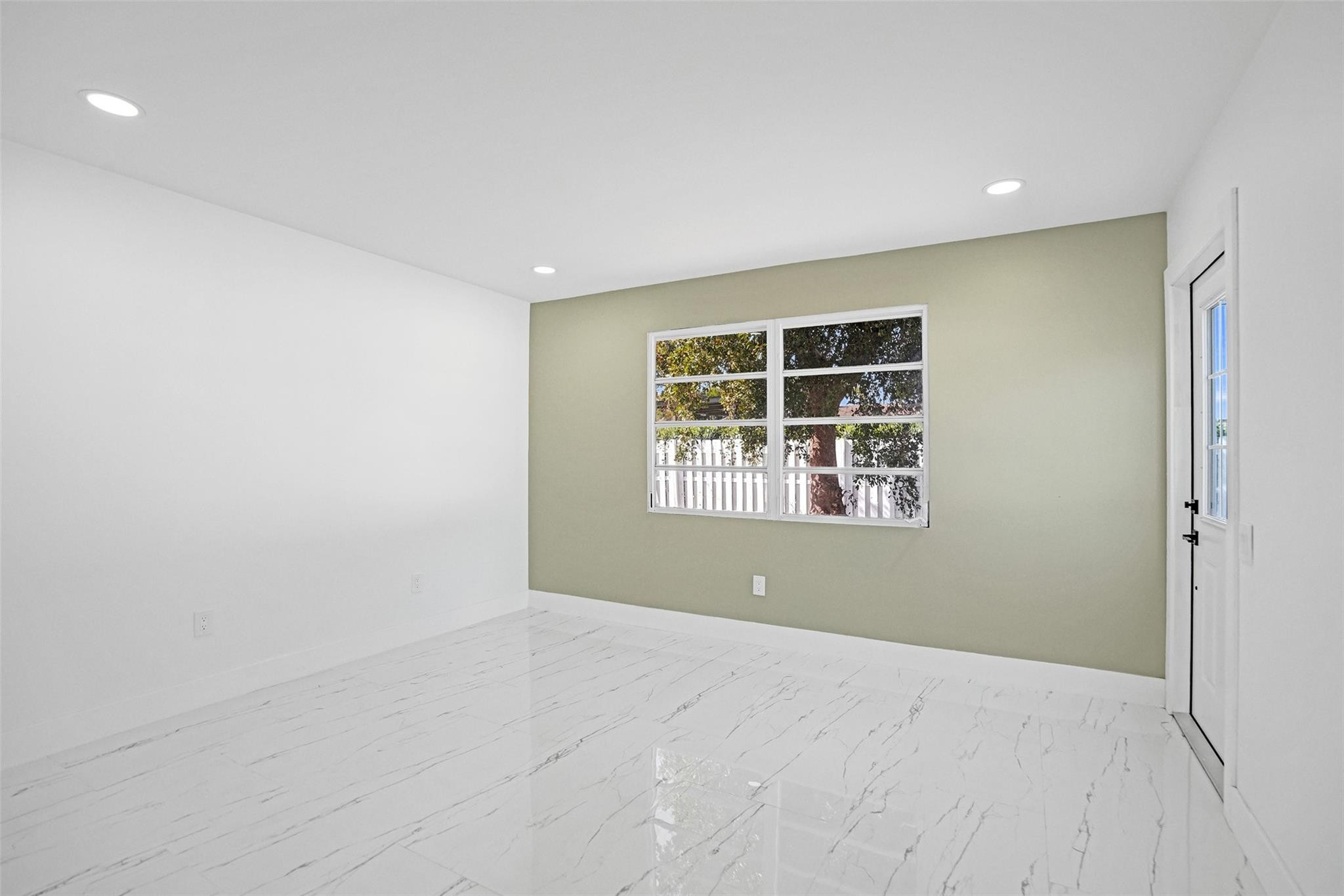 CORAL MANOR - Residential