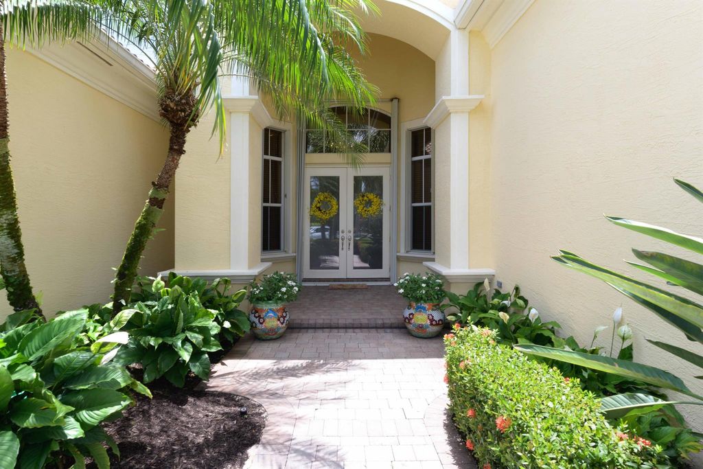 Photo of 401 Via Placita, Palm Beach Gardens, FL 33418 (MLS # R10902652)