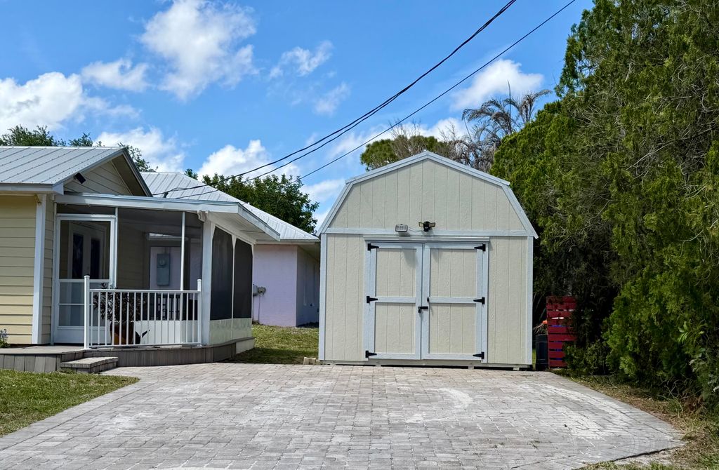Photo of 2326 SW 15th St Street SW, Vero Beach, FL 32962 (MLS # B26021410)