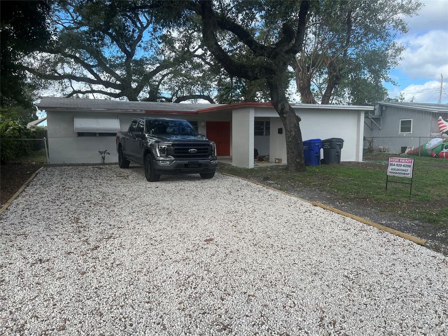 LOVELY 4/2, FRESHLY CLEANED AND PAINTED, LARGE FENCED YARD, SCREENED PATIO, LAUNDRY ROOM, ALL TILE FLOORS, CENTRAL AC, REQUIRES FIRST MONTHS RENT AND 2 MONTHS SECURITY, PET ACCEPTED WITH EXTRA DEPOSIT, RNTAL APPLICATIONS ON KITCHEN COUNTER, WE NEED A NEW CREDIT REPORT. SEE REMARKS FOR LOCKBOX COMBINATION