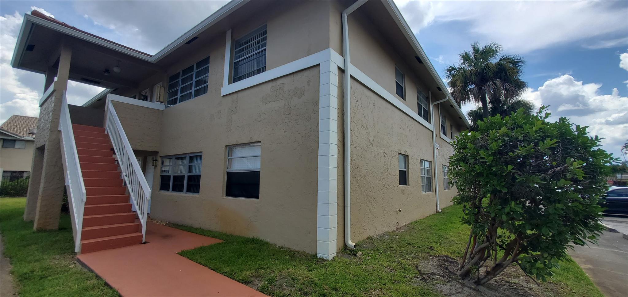 2/2 RENTAL CONDO, GREAT LOCATION IN THE HEART OF CORAL SPRINGS, FRESHLY PAINTED AND READY TO MOVE IN.