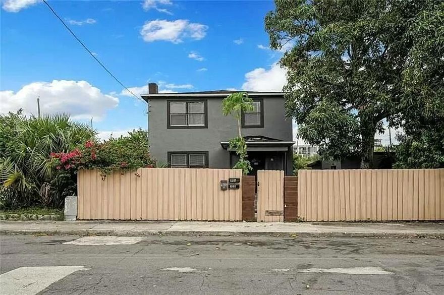 This beautifully updated 1-bedroom, 1-bathroom apartment offers the perfect blend of comfort, convenience, and city living. Located just minutes from downtown, you'll enjoy easy access to the best dining, nightlife, shopping, and entertainment the area has to offer. Generously sized bedroom with,1 full bathrooms with modern finishes, a bright, open living area ideal for entertaining or relaxing, a fully equipped kitchen with updated appliances and much more.