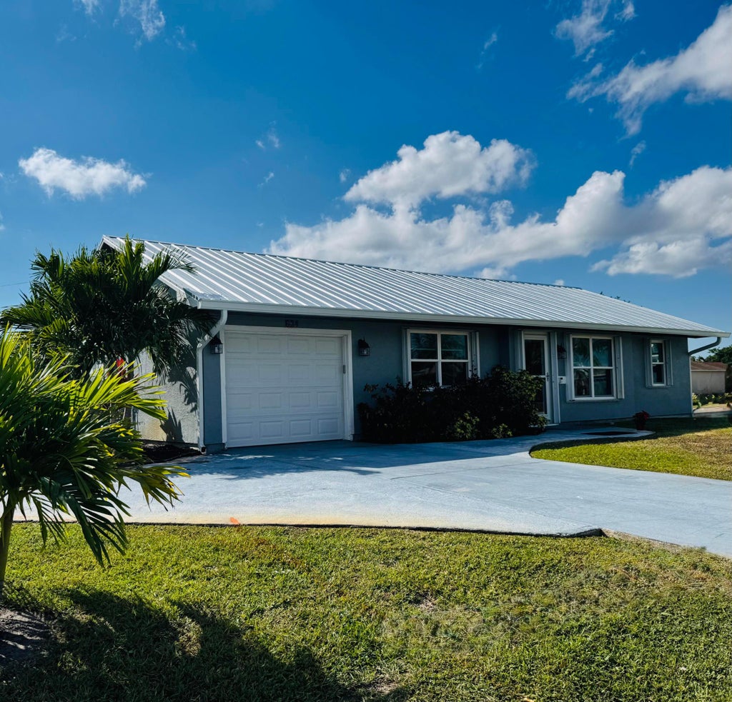 Photo of 634 SE Whitmore Drive, Port Saint Lucie, FL 34984 (MLS # R11144556)