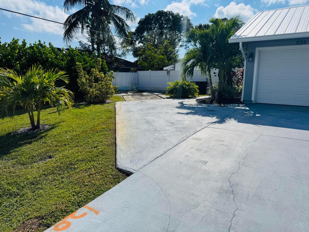 Photo of 634 SE Whitmore Drive, Port Saint Lucie, FL 34984 (MLS # R11144556)