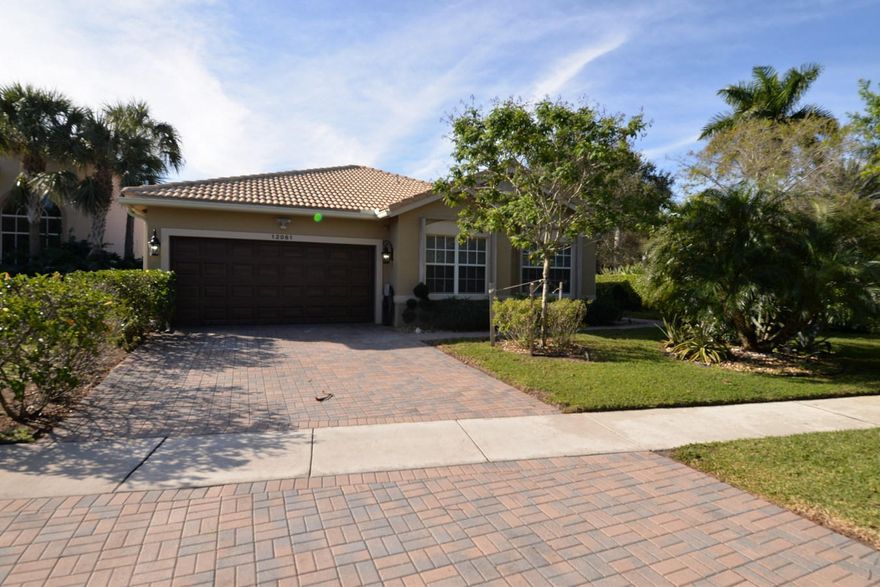 Bright and airy 3 bedroom, plus den, 2.5 bath home located on a oversized lot with no rear neighbors. Chef's kitchen with 42'' cabinets, granite counters, tile backsplash, center island bar and family dining area. Master retreat with his and her walk in closets, garden tub and walk in shower. This home boasts a split floor plan, vaulted ceilings,neutral tile, crown molding, and a large screened patio. MOVE IN READY...Located close to trendy Atlantic Ave, shopping, restaurants, A rated school.