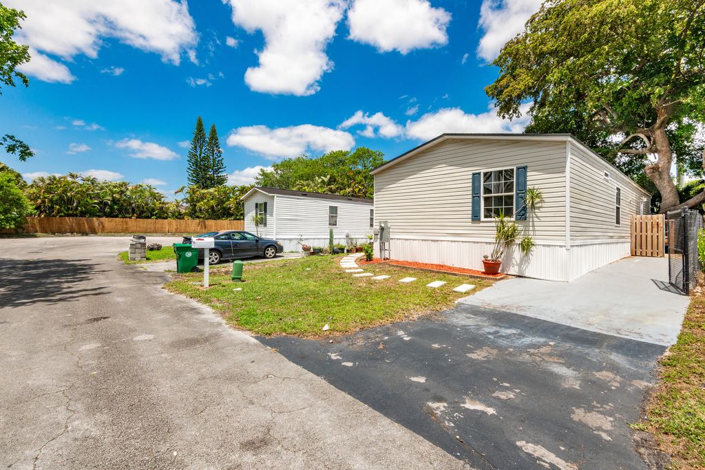 Photo of 13431 SW 9th Court, Davie, FL 33325 (MLS # B26019310)
