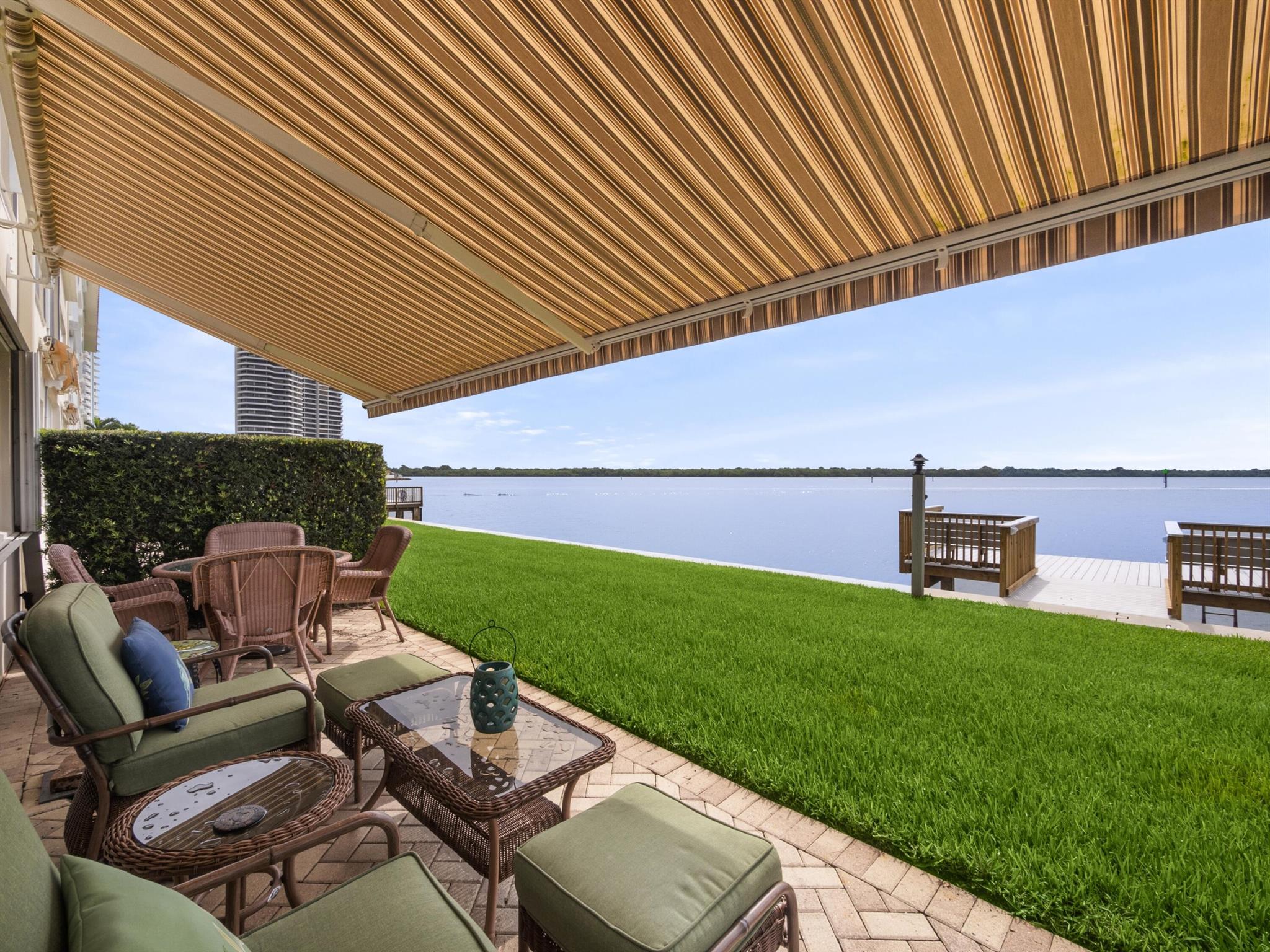 52 Yacht Club Drive 103, North Palm Beach, FL, 33408/$408,900 4 52 Yacht Club Drive 103