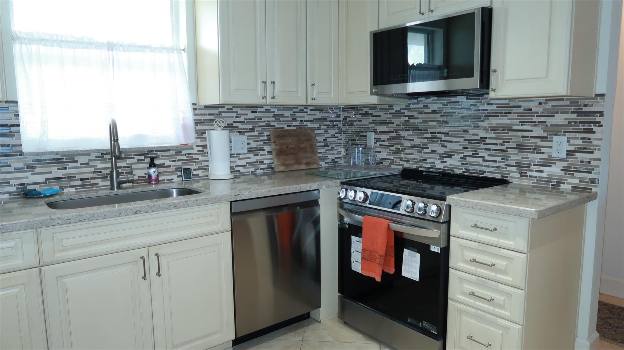 1051 Hillsboro Mile 906E