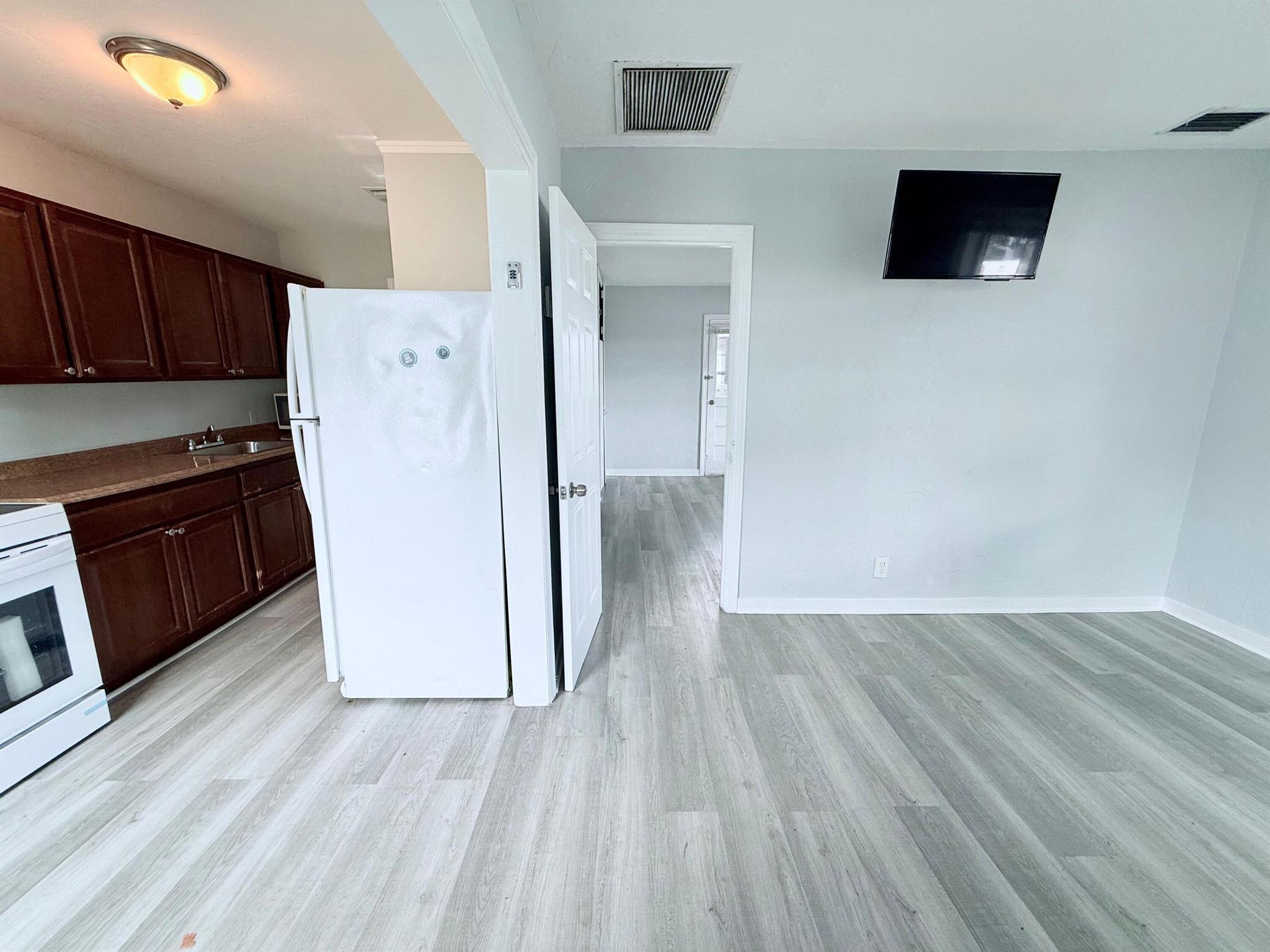 FLAMINGO PARK - Residential Lease