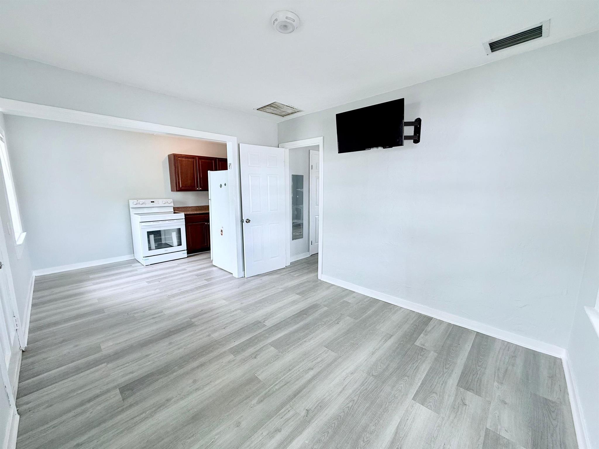 FLAMINGO PARK - Residential Lease