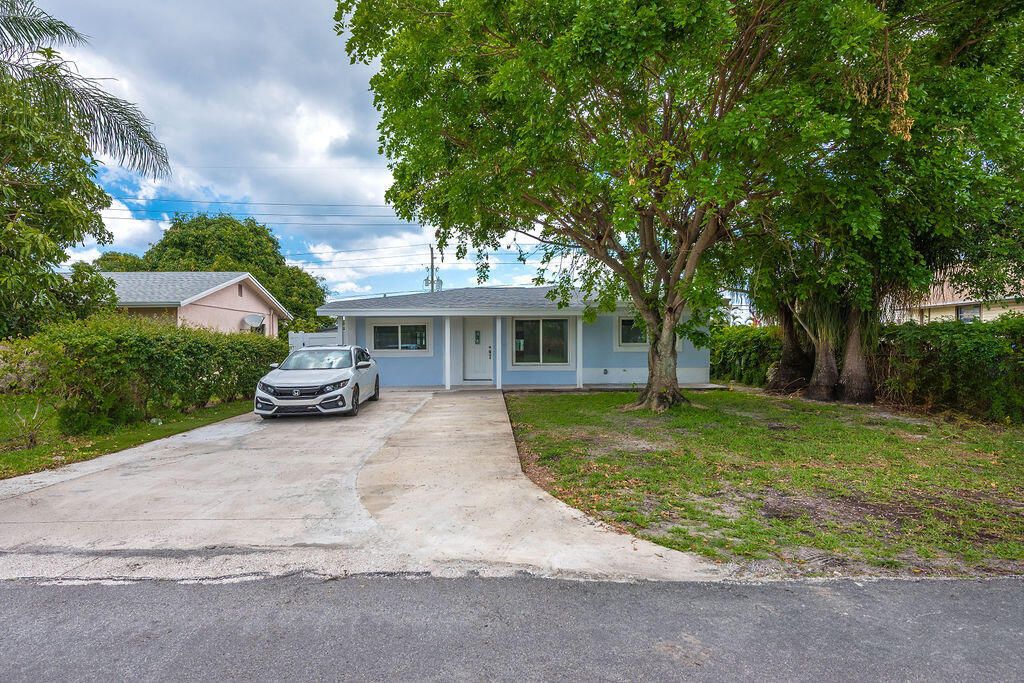 Photo of 626 NW 7th Street, Boynton Beach, FL 33426 (MLS # B26034832)