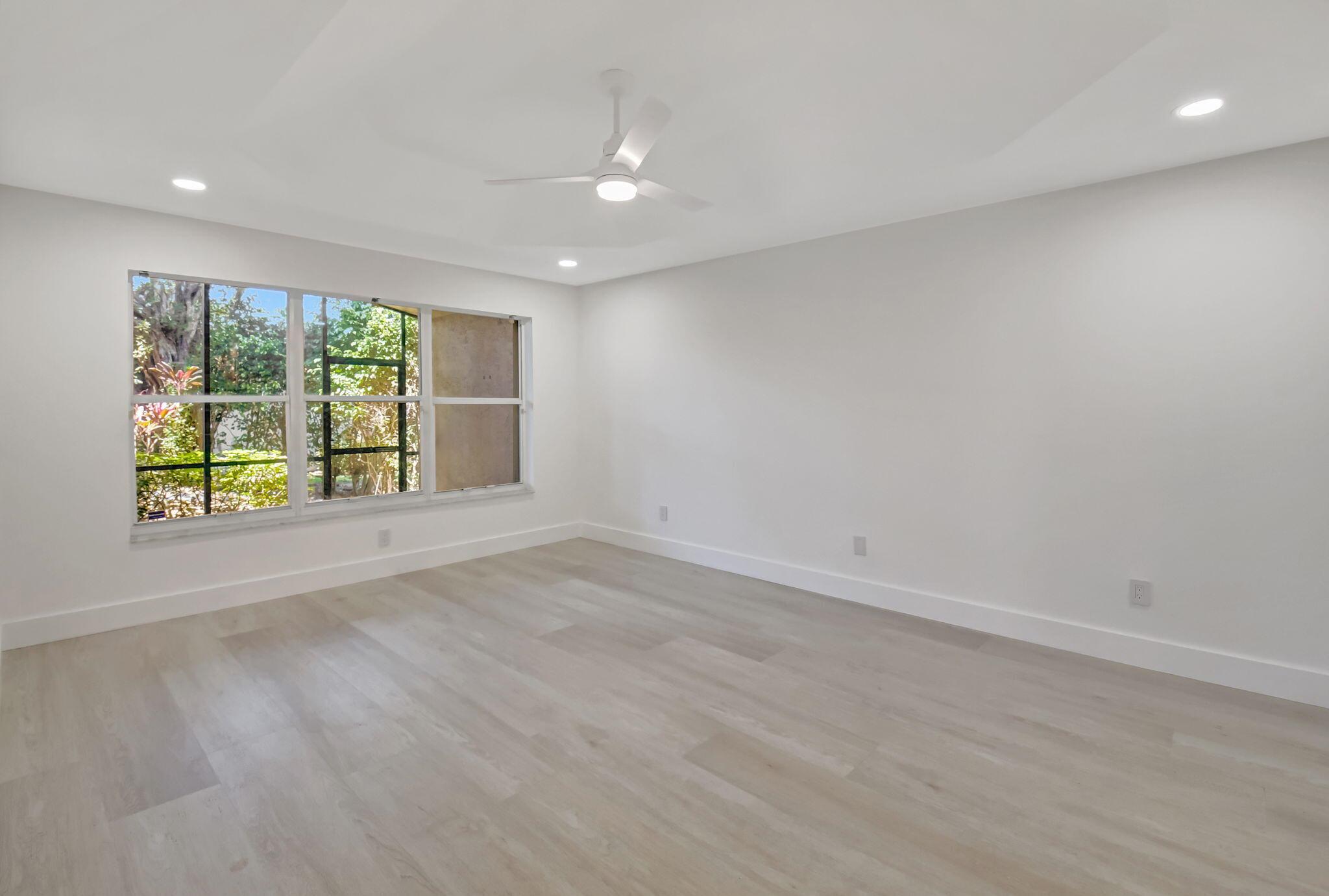 VALENCIA LAKES - Residential