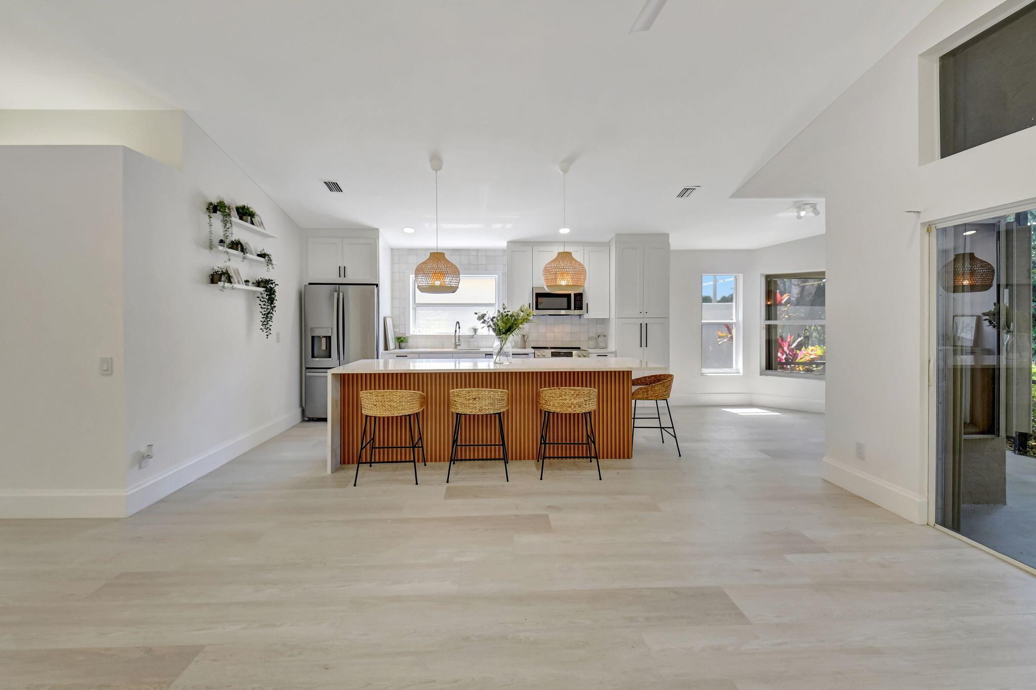 VALENCIA LAKES - Residential