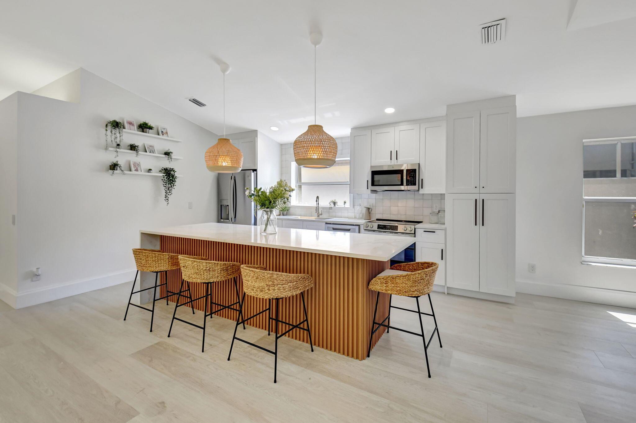 VALENCIA LAKES - Residential