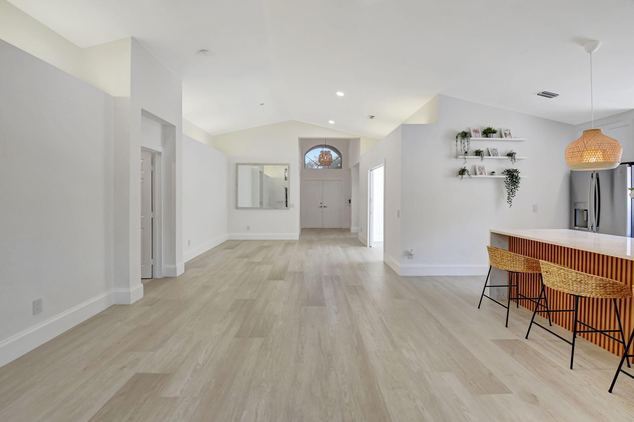 VALENCIA LAKES - Residential