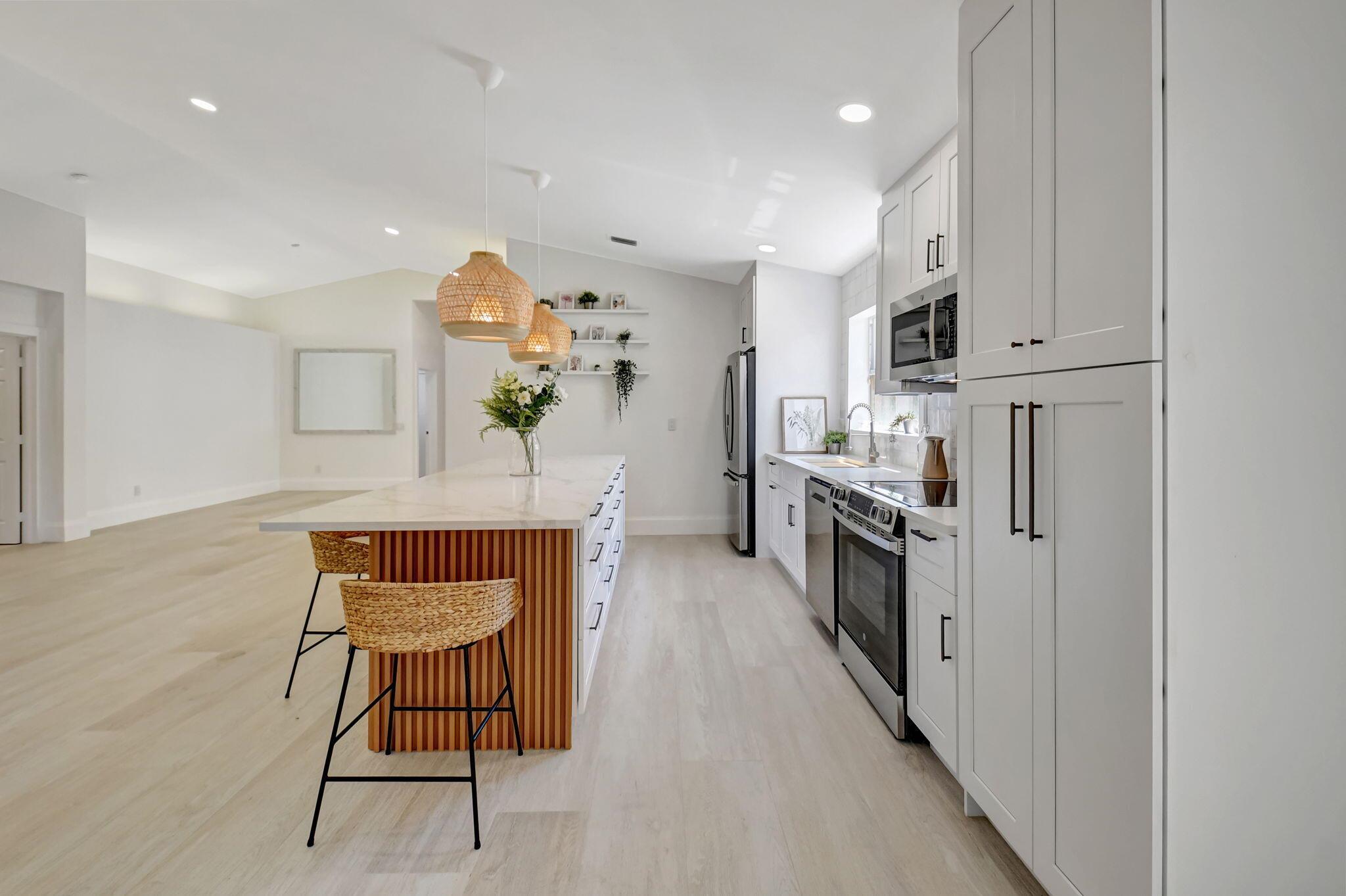 VALENCIA LAKES - Residential