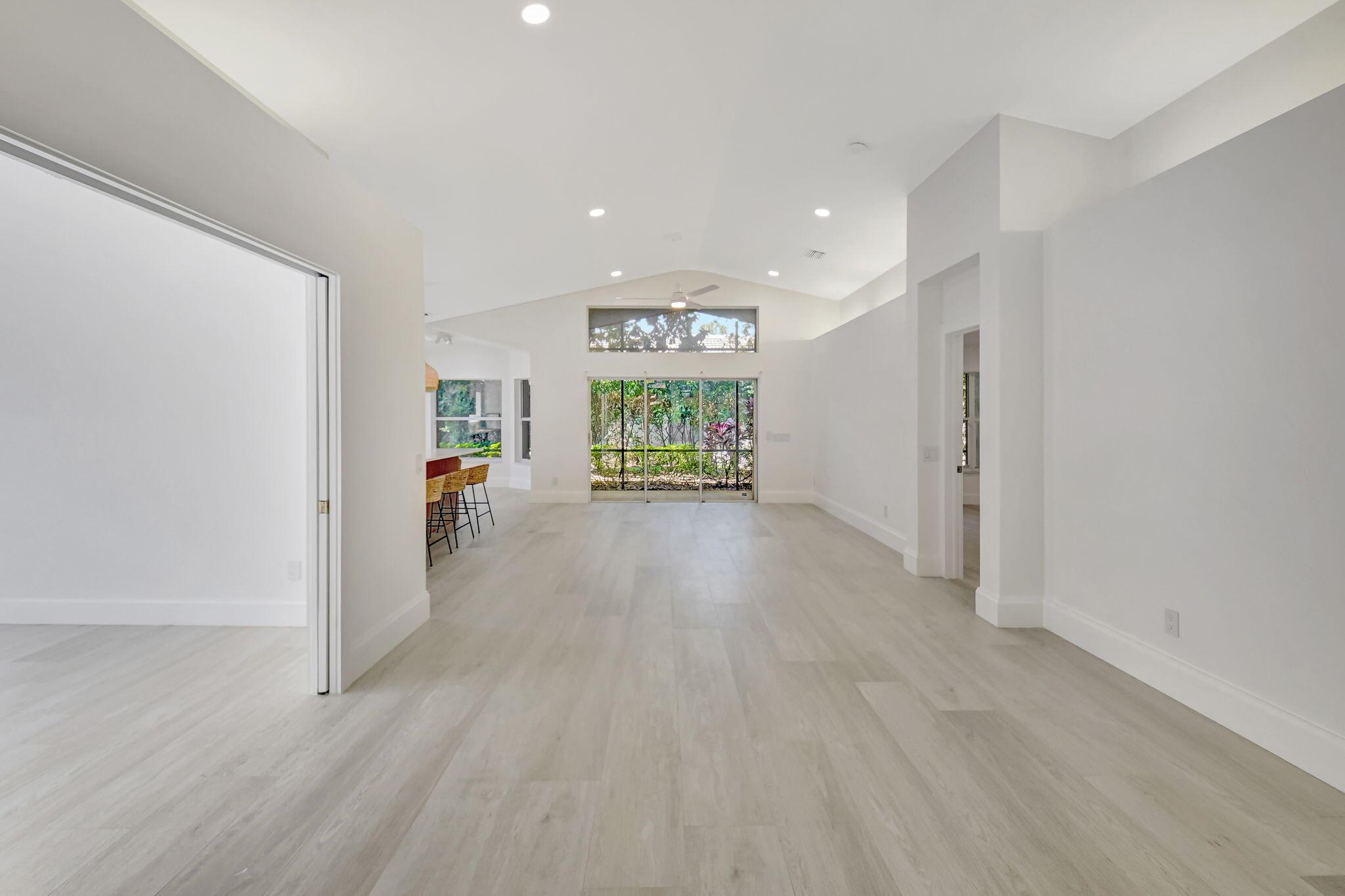 VALENCIA LAKES - Residential