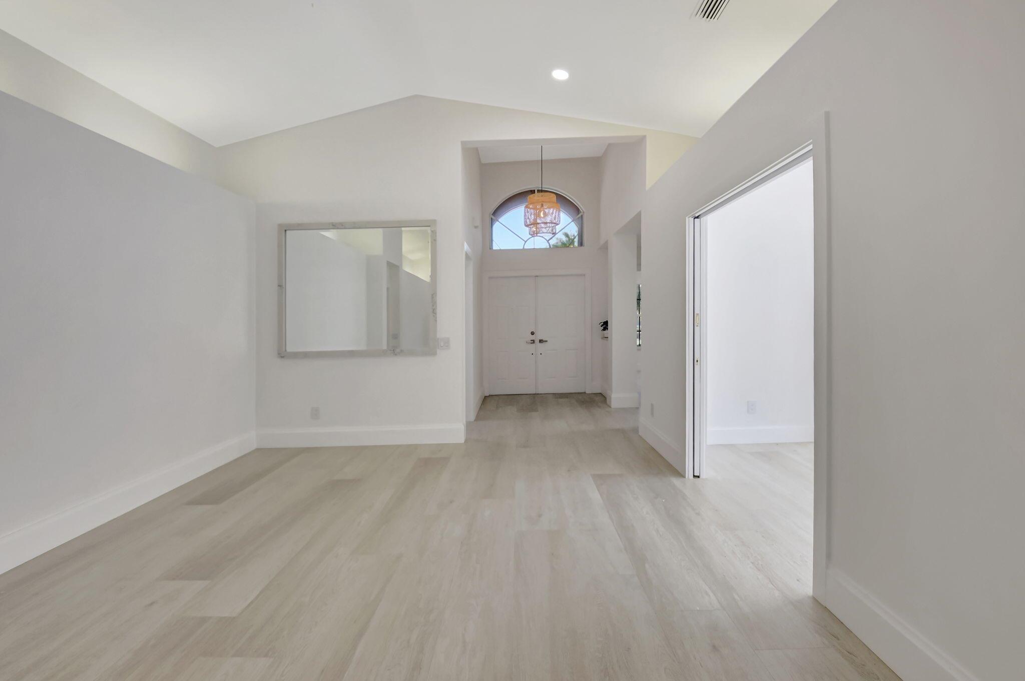 VALENCIA LAKES - Residential