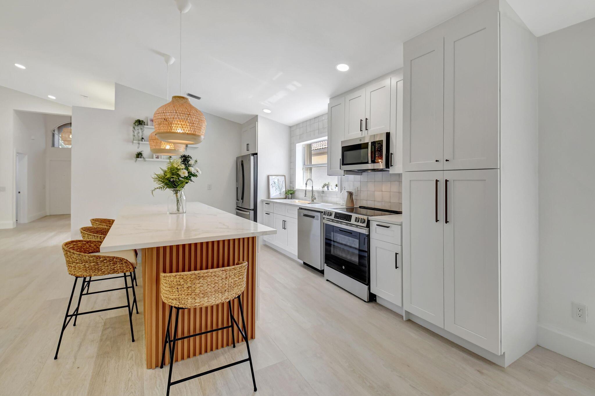 VALENCIA LAKES - Residential