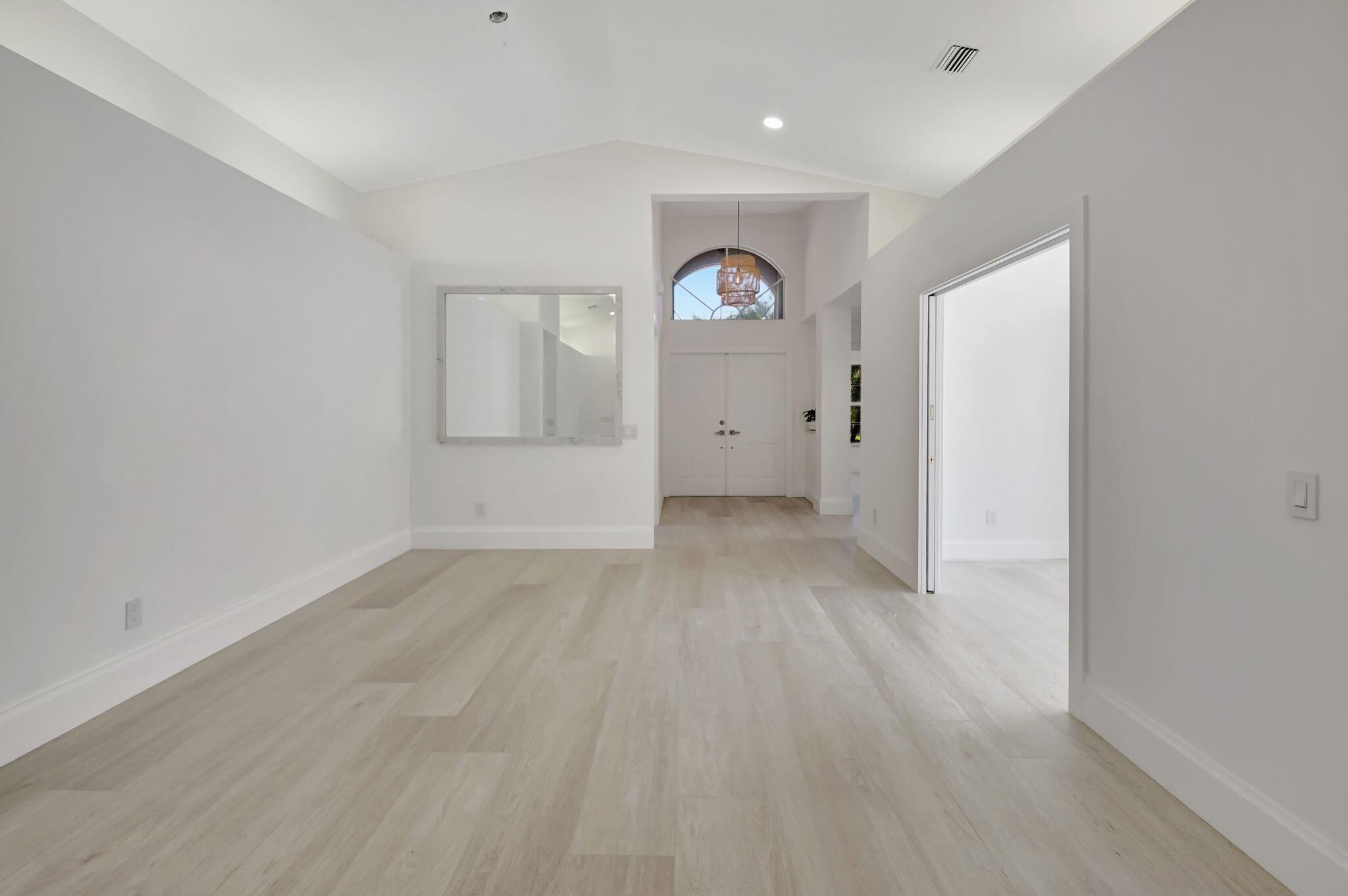 VALENCIA LAKES - Residential