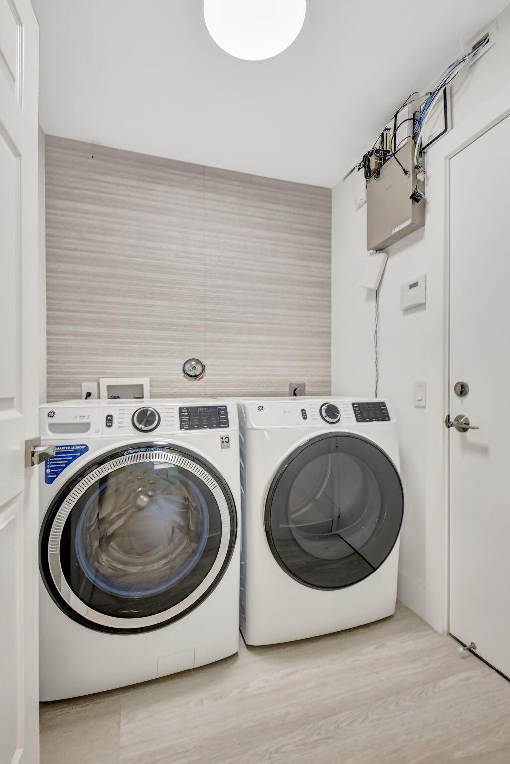 VALENCIA LAKES - Residential