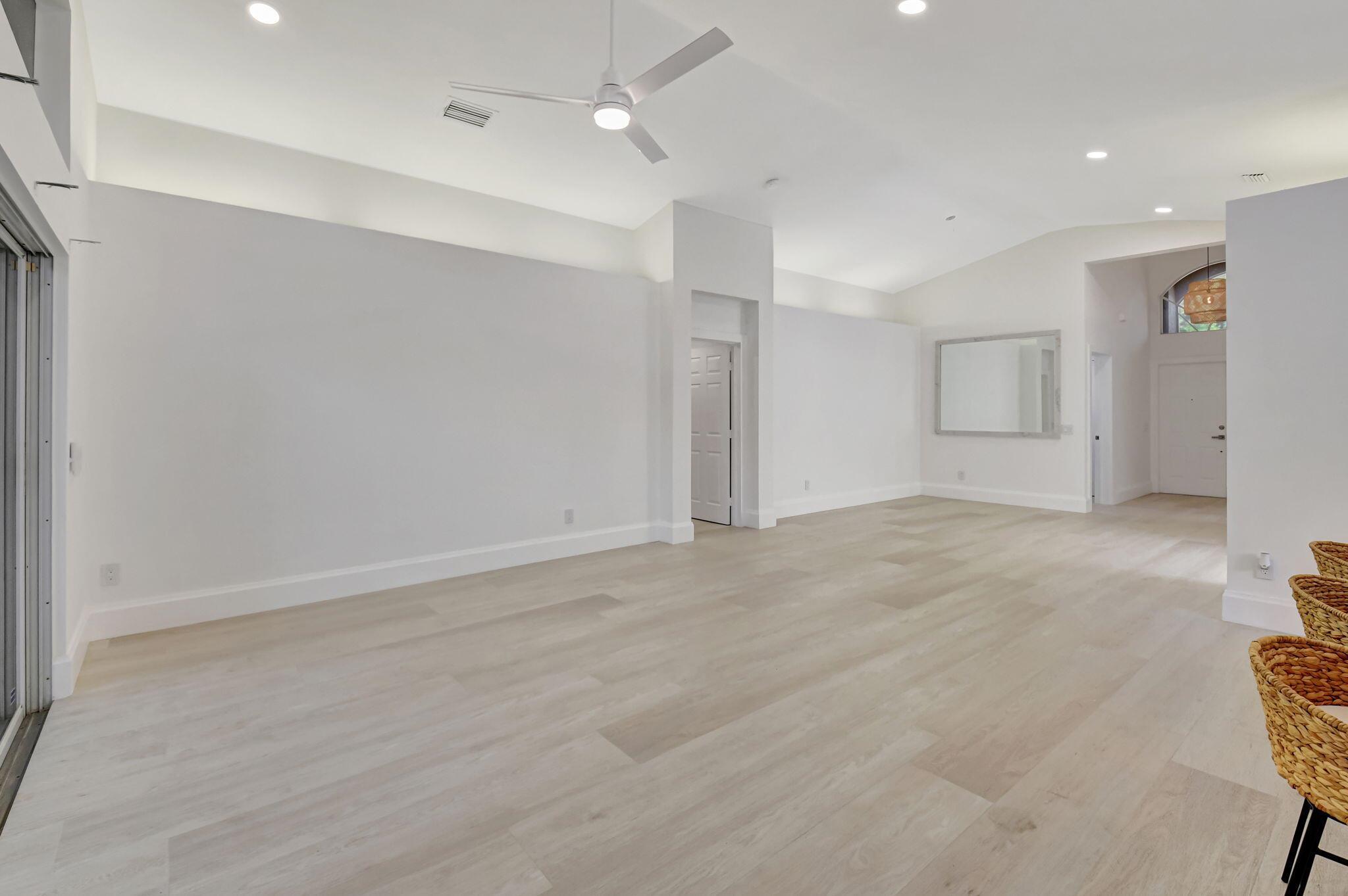 VALENCIA LAKES - Residential