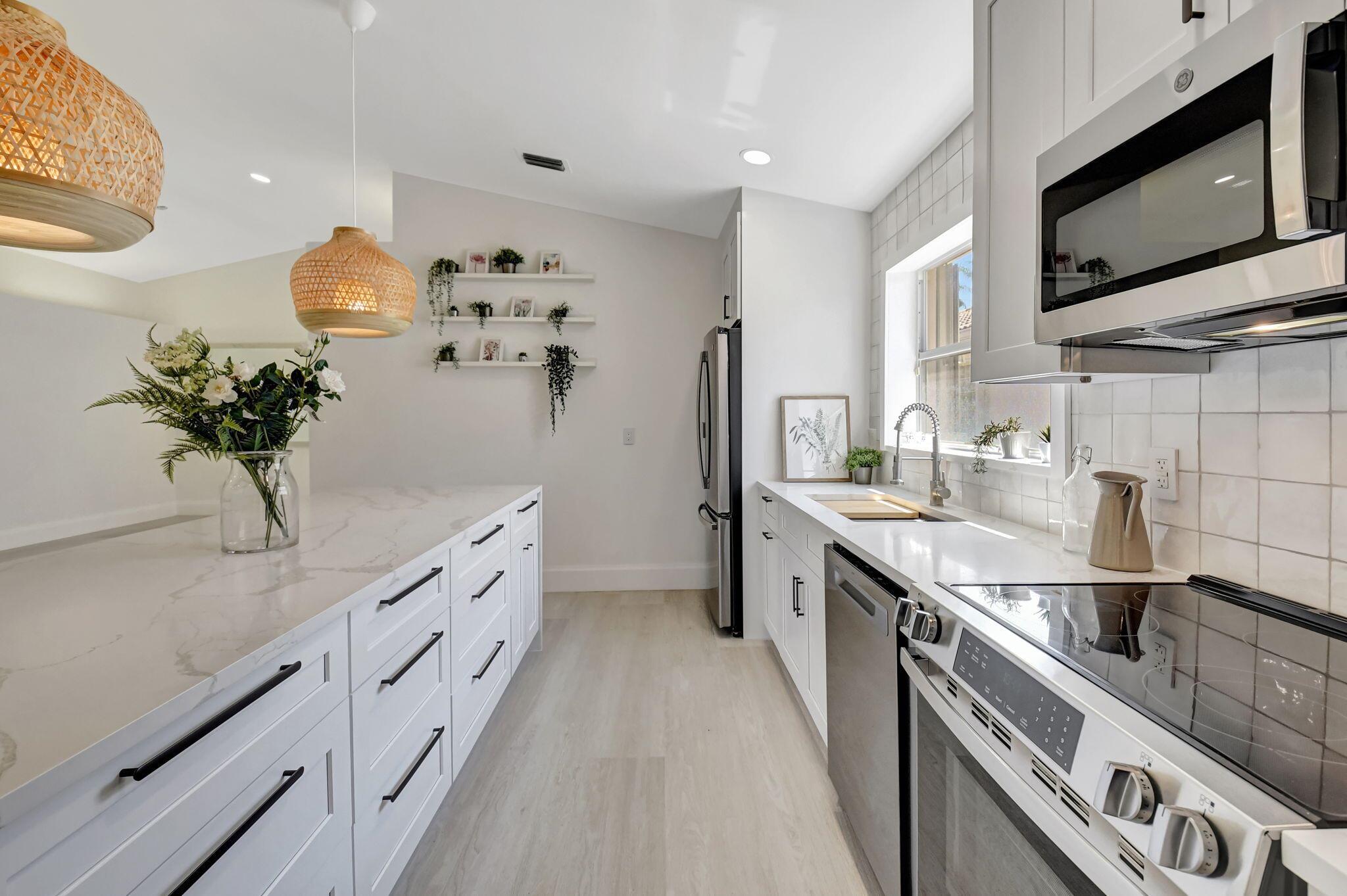 VALENCIA LAKES - Residential