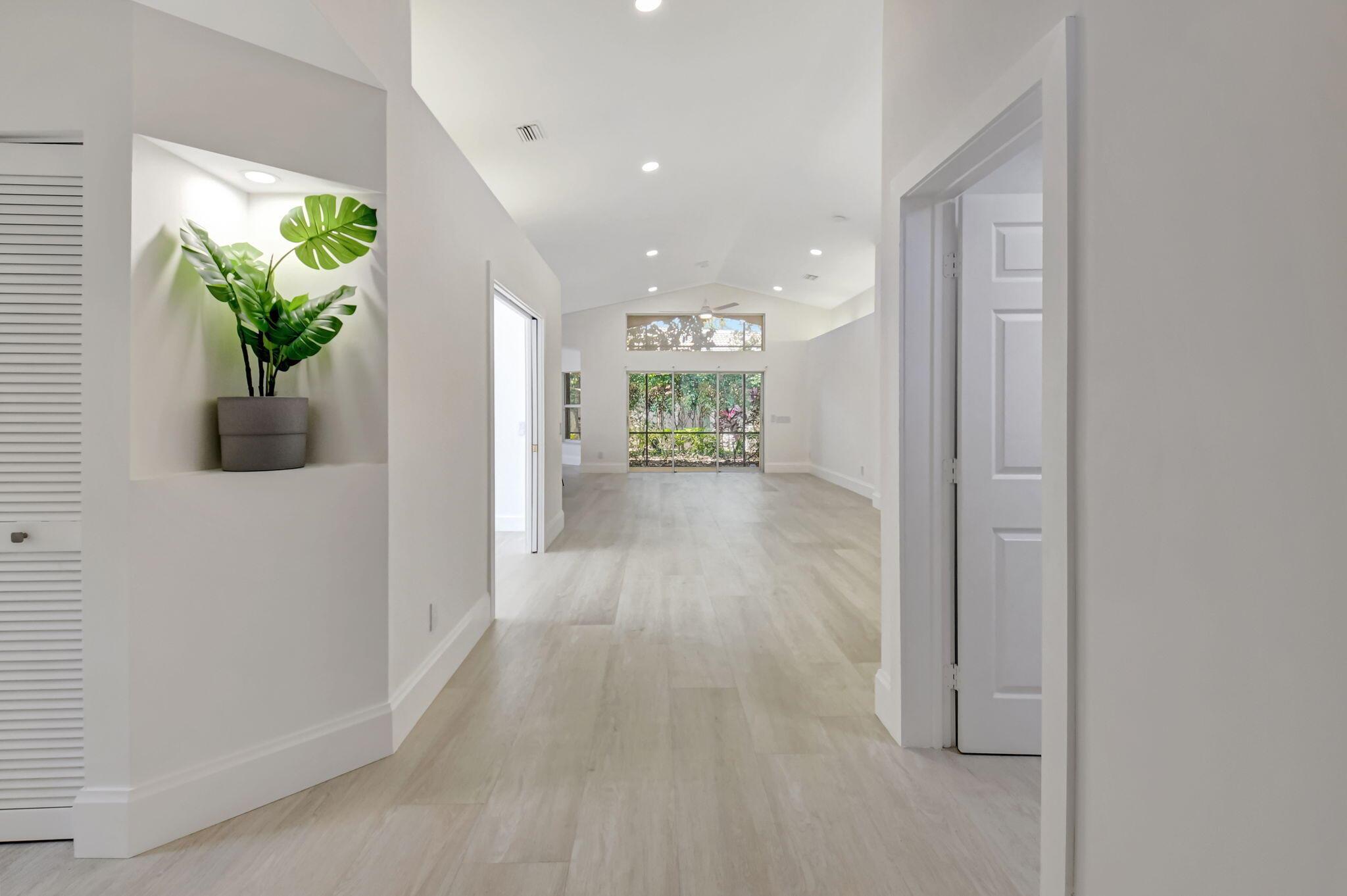 VALENCIA LAKES - Residential