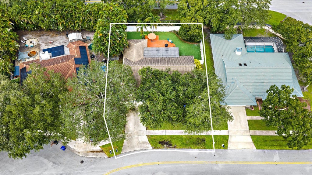 Photo of 174 Bayberry Circle, Jupiter, FL 33458 (MLS # B26094217)