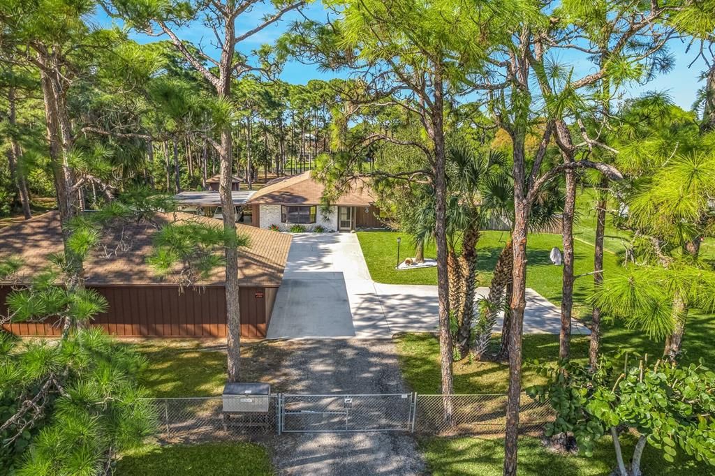 Photo of 6015 Silver Oak Drive, Fort Pierce, FL 34982 (MLS # R10767892)