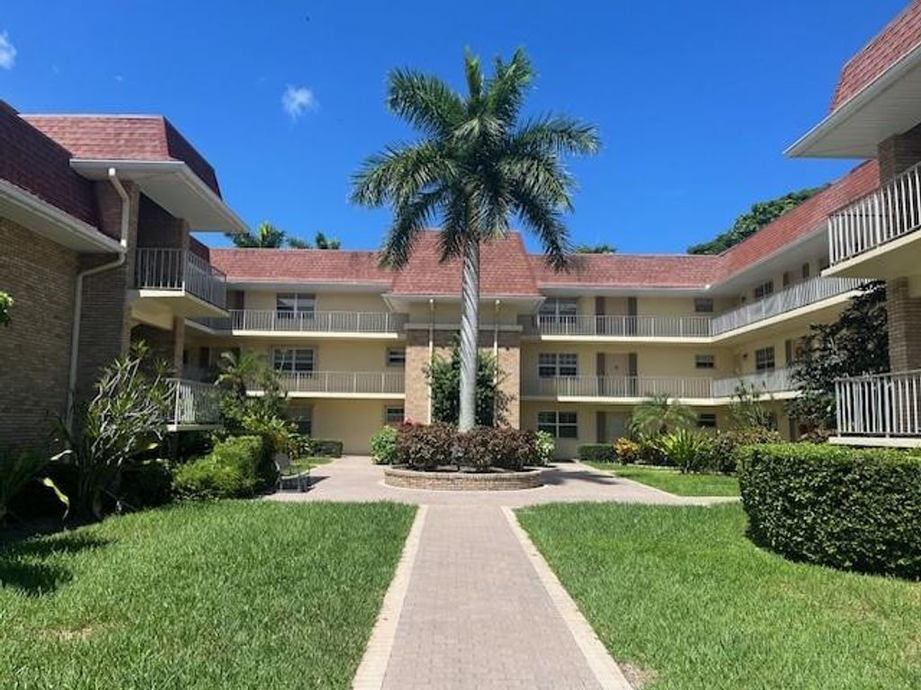 Photo of 5580 Tamberlane Circle #133, Palm Beach Gardens, FL 33418 (MLS # F10543308)