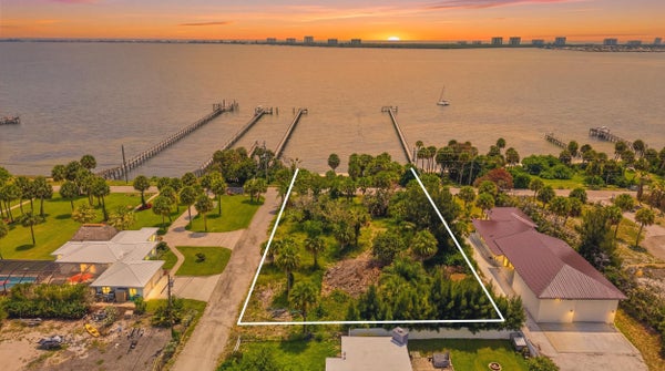 12349 S INDIAN RIVER DR, JENSEN BEACH, FL 34957 - Image 15f8d8b9bcc8bdbe9232c7ce3c52fd4f/3877606386