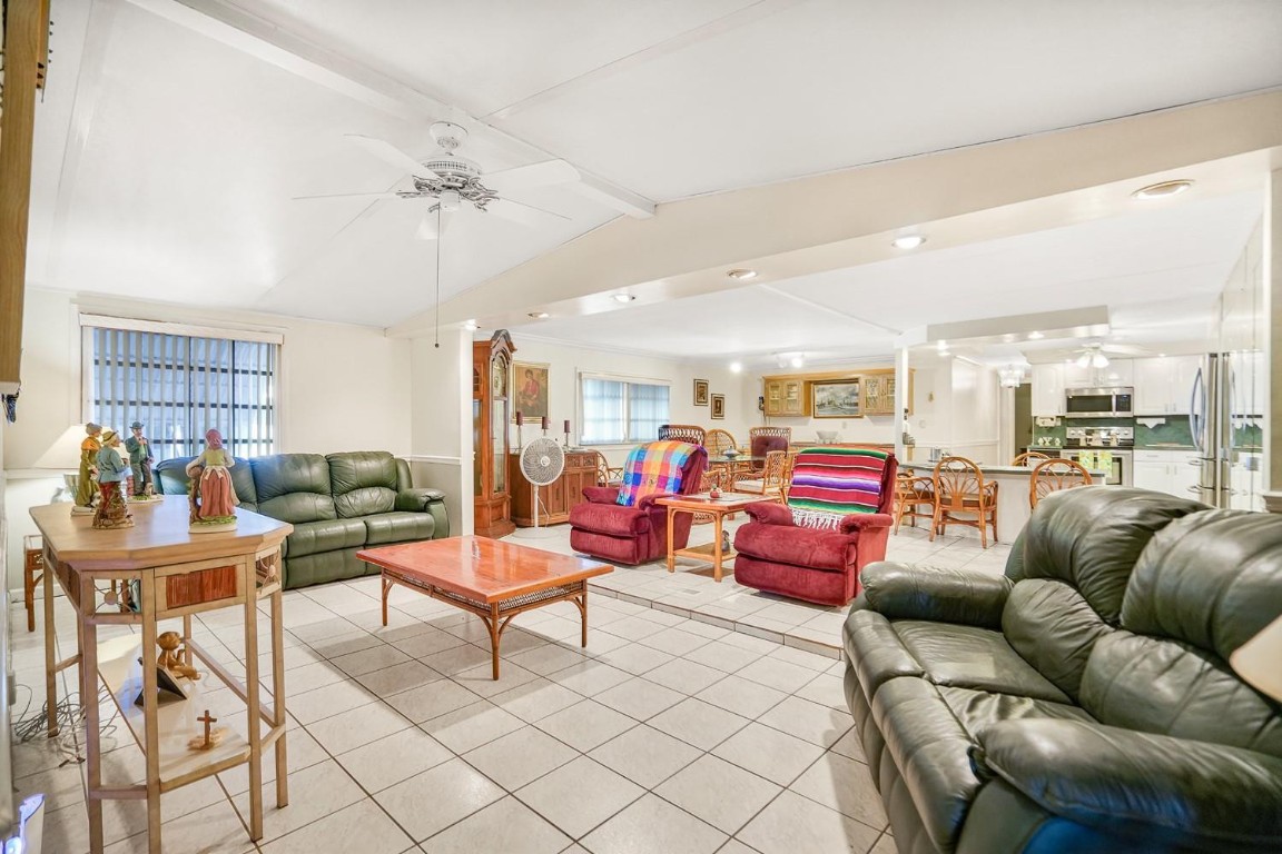 RAVENSWOOD ESTATES & MARI - Residential