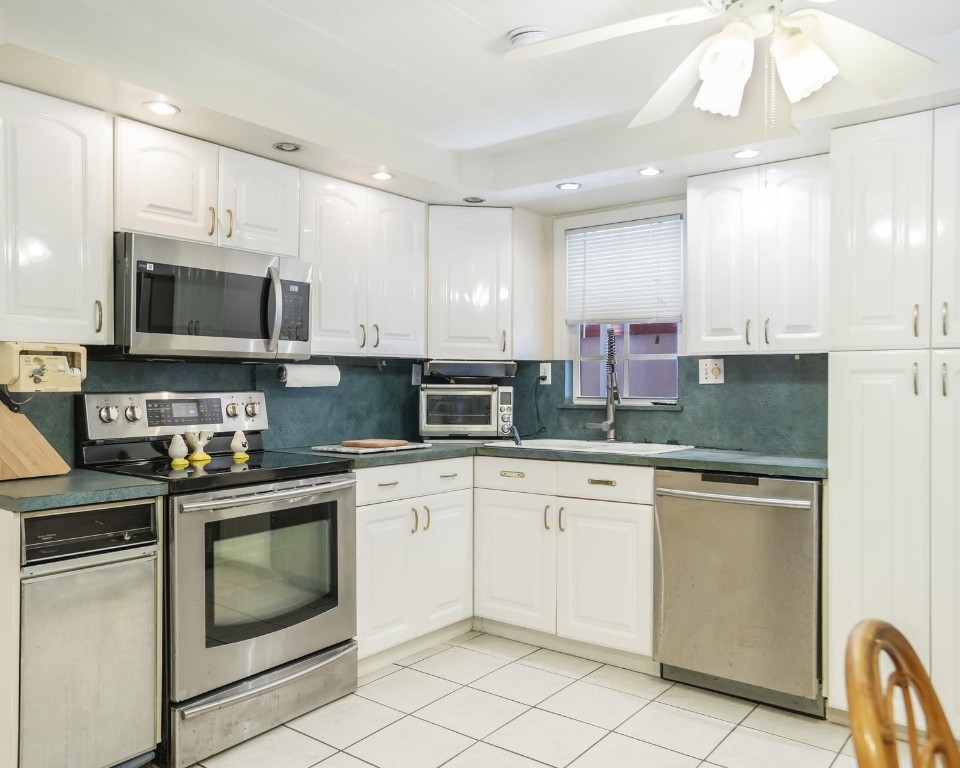 RAVENSWOOD ESTATES & MARI - Residential