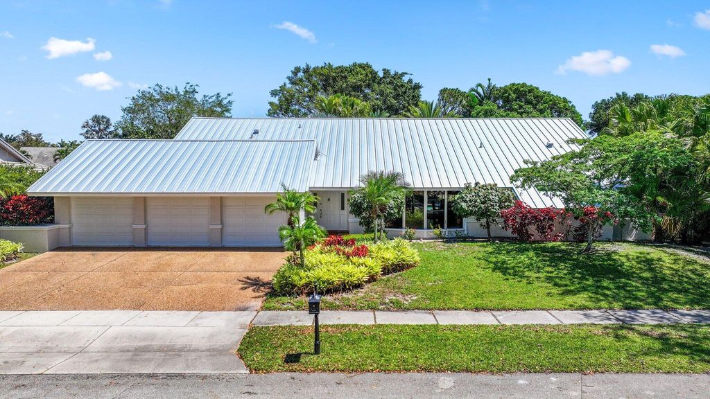 Photo of 3035 St James Drive, Boca Raton, FL 33434 (MLS # R11091249)