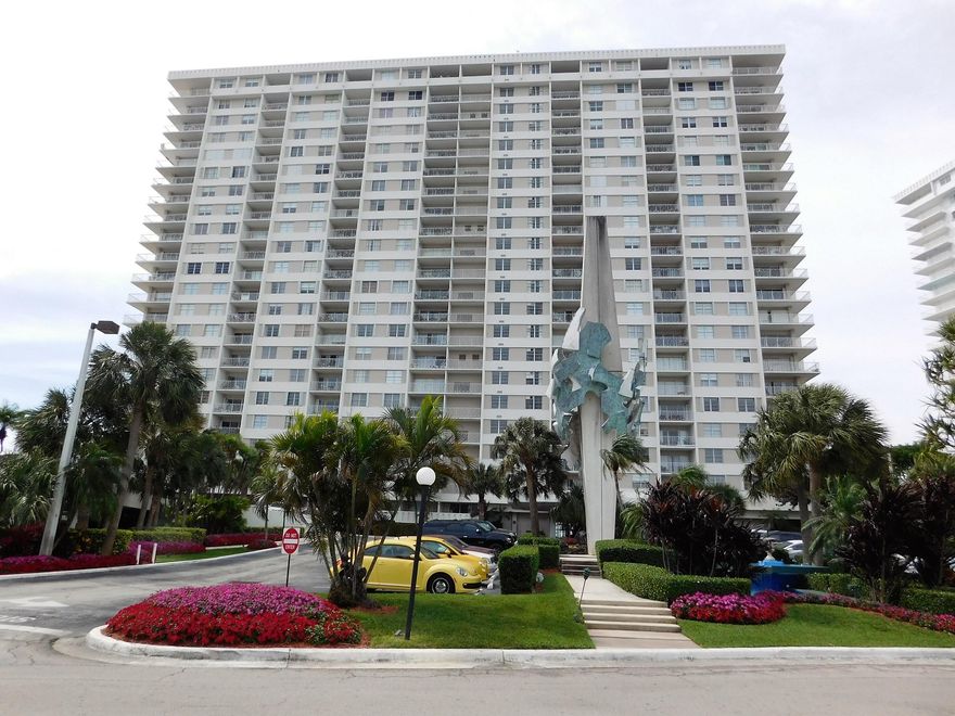 Desirable 3/2.5 condo in Sunny Isles, panoramic views of the intracoastal and pool area from your wrap around balcony. Corner end unit, windows on two sides. Bring your boat and keep it downstairs at the marina across Bayview Drive. Walk to restuarants and shops, beach access across A1A.