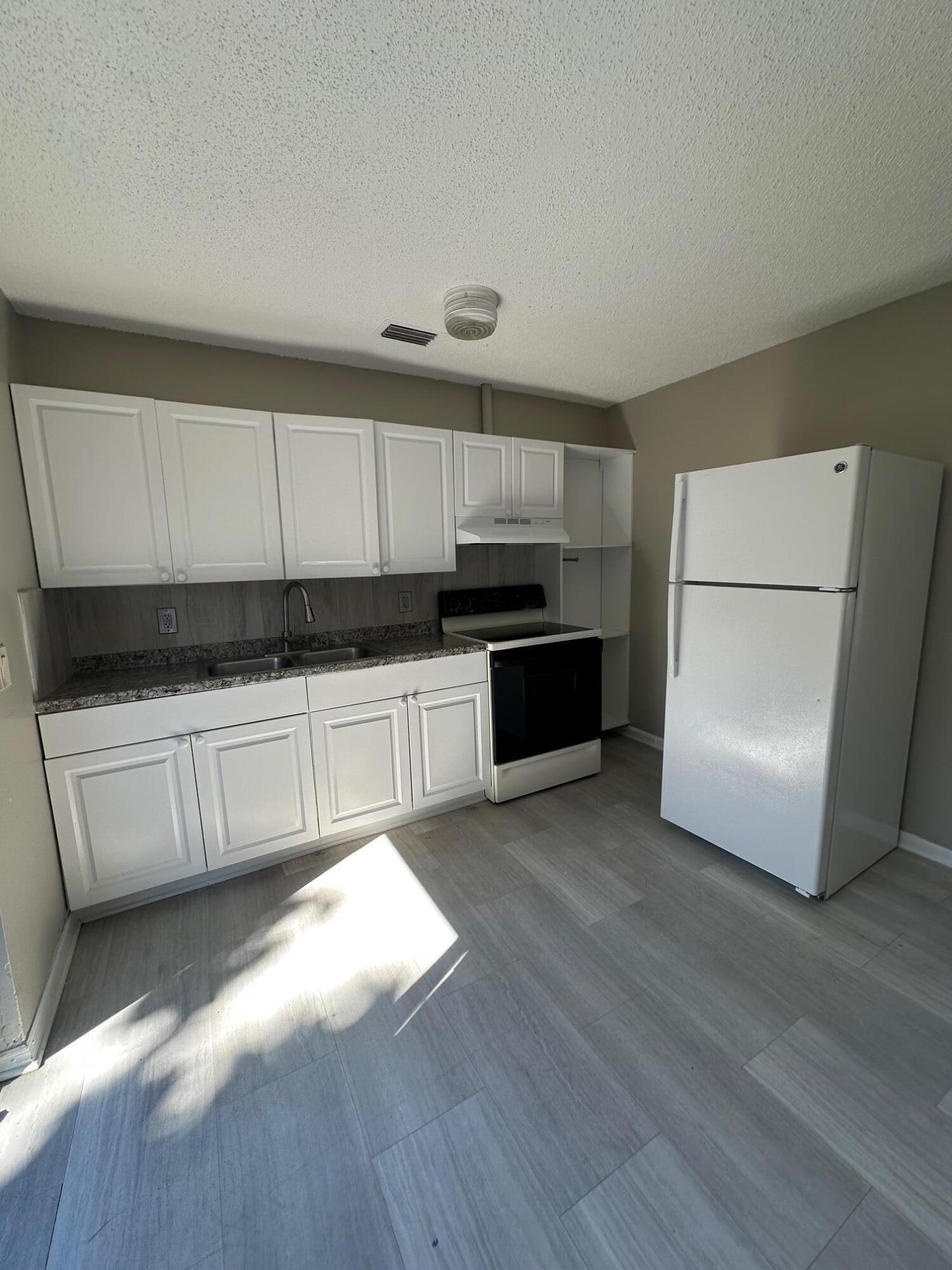 PALM BEACH FARMS CO 7 - Residential Lease