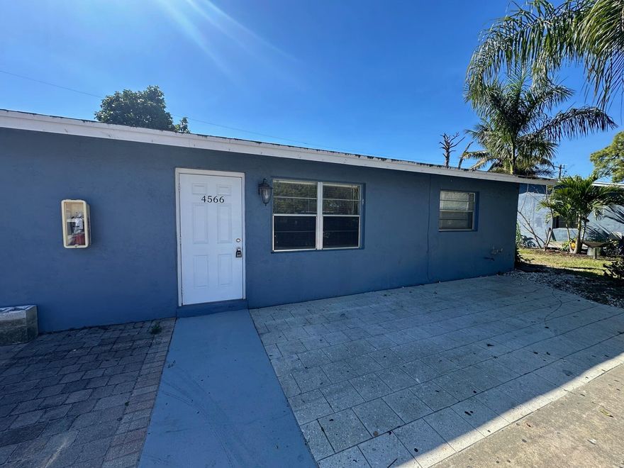Corner unit 2 bedroom 1 bathroom apartment located in the heart of Lake Worth! Updated bathrooms and kitchen, Laundry room with Washer and Dryer hookups, 2 parking spots and a large back yard. Unit is move in ready!! ELECTRIC INCLUDED!!