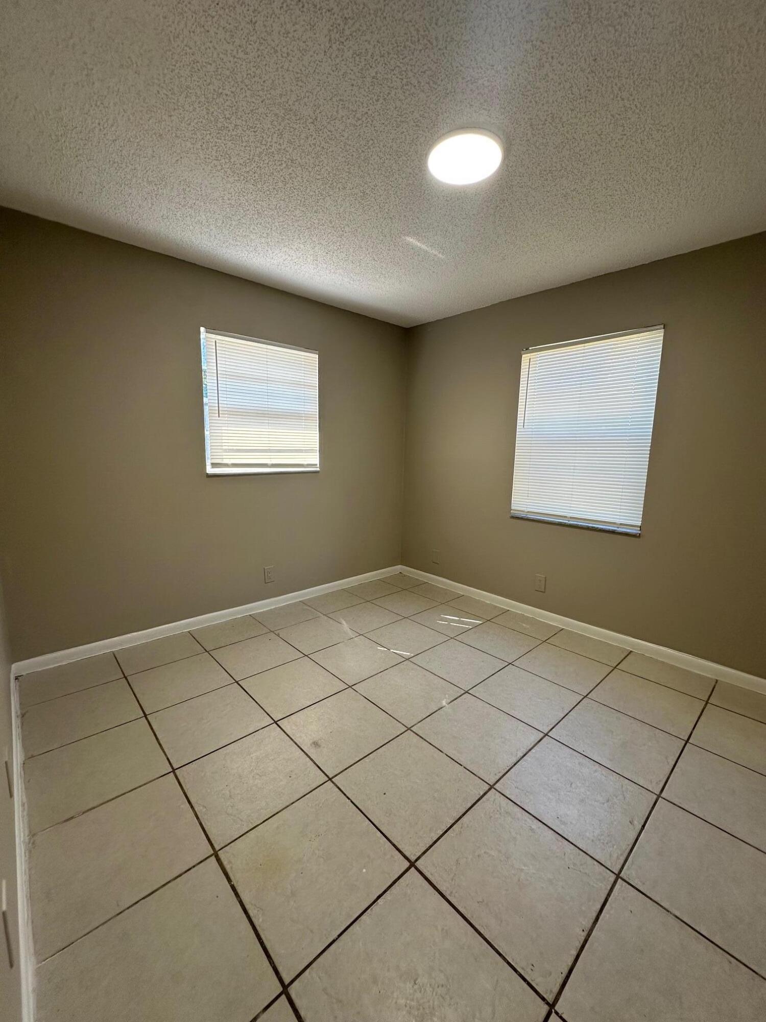 PALM BEACH FARMS CO 7 - Residential Lease