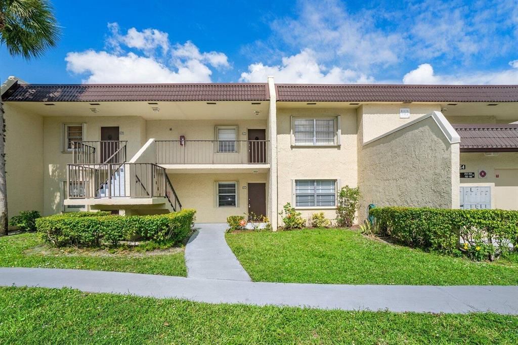Photo of 154 Lake Meryl Drive #154, West Palm Beach, FL 33411 (MLS # R10714220)