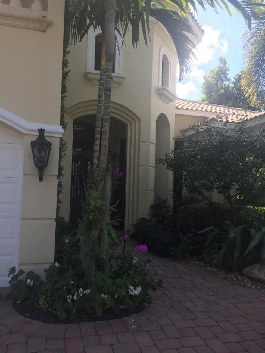 Model perfect home located in Addison Reserve. No detail overlooked. Bring your fussiest buyer. Priced to Sell!!