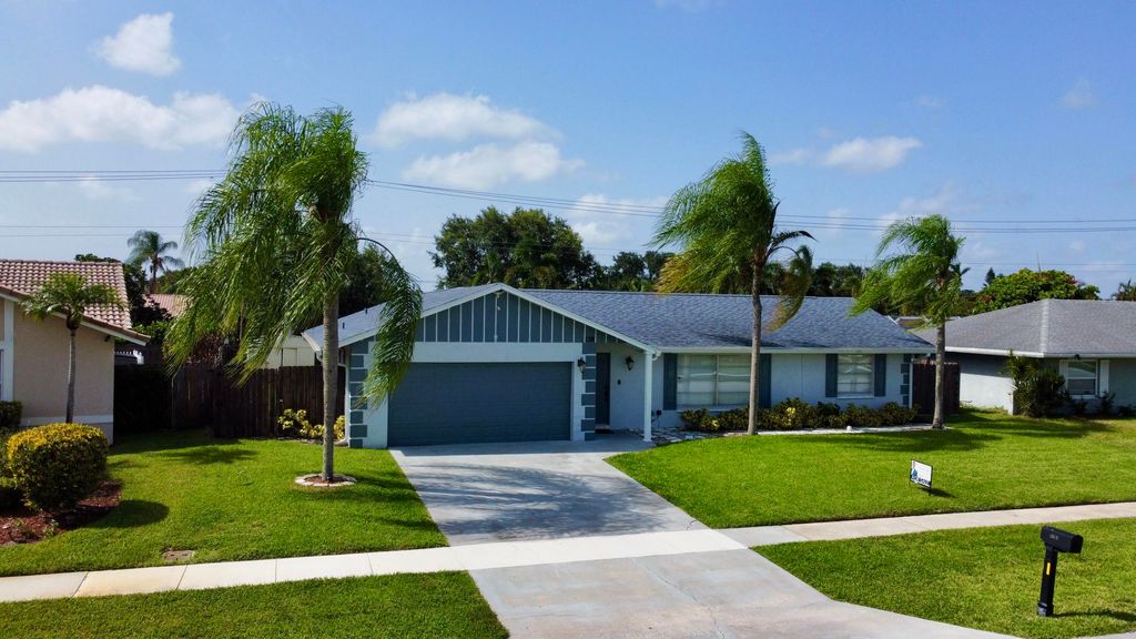 Photo of 1381 Wyndcliff Dr, Wellington, FL 33414 (MLS # B26020573)