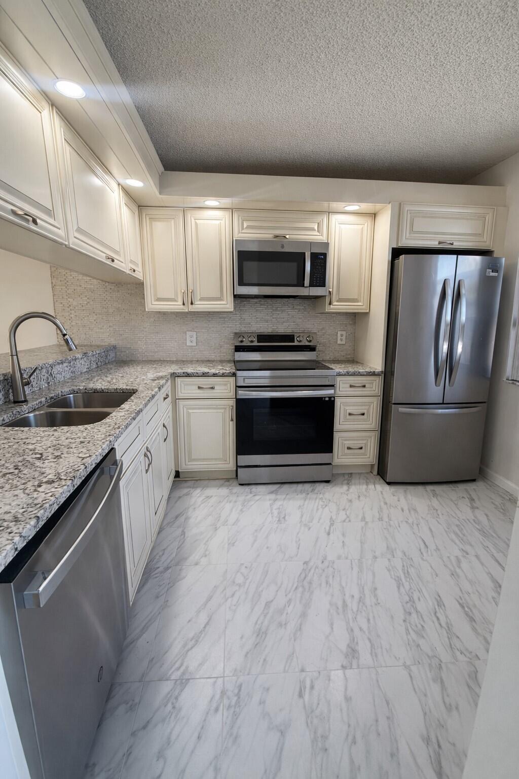 WHITEHALL CONDO OF THE LANDS OF THE PRESIDENT - Residential Lease