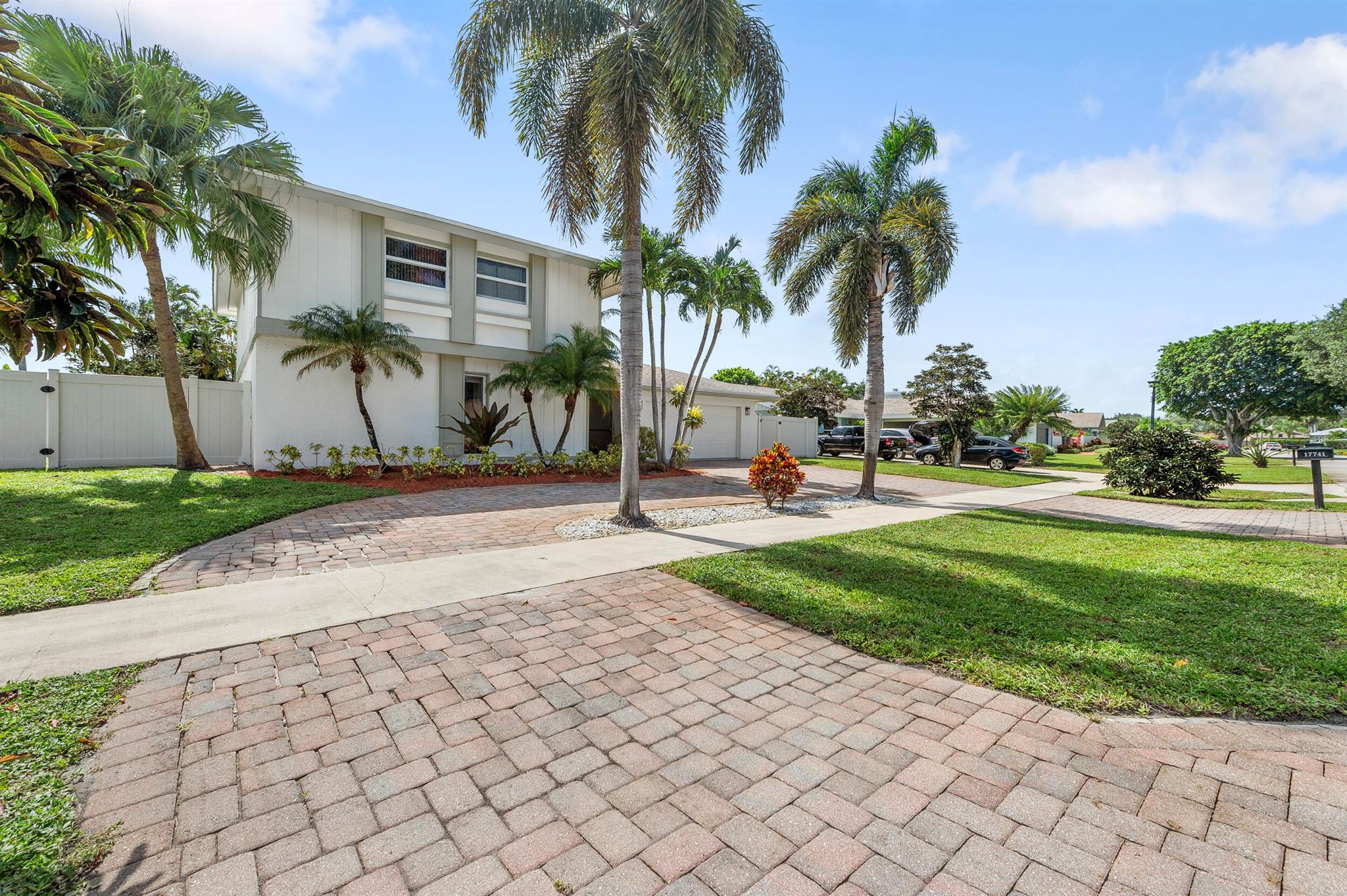 UNIQUE 2-STORY FENCED-OVERSIZED LOT IN PHEASANT WALK. FREE FORM POOL WITH SLIDE. FRESHLY PAINTED. COUNTRY KITCHEN/FAMILY ROOM. SPACIOUS,ENCLOSED FLORIDA RM W/VAULTED CEILING & SKYLIGHTS..SPRINKLERS ON WELL. WELL PRICED POOL HOME IN POPULAR CENTRAL BOCA NEIGHBORHOOD GIVES EASY ACCESS TO SCHOOLS, PARKS, SHOPPING AND I95. * SO MUCH ROOM TO PLAY IN THE LARGE, FENCED BACKYARD. INSIDE LAUNDRY ROOM W/UTILITY SINK. * CALUSA ELEMENTARY, OMNI MIDDLE AND SPANISH RIVER HIGH