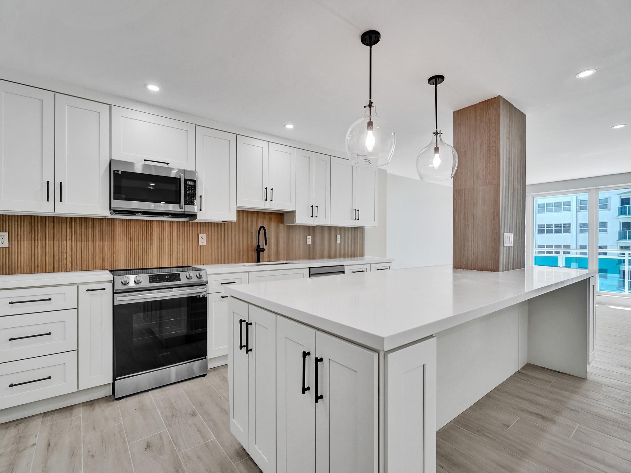 THE COMMODORE - Residential