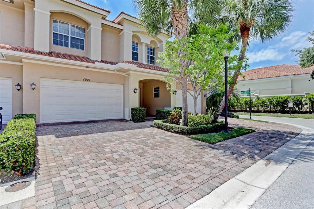 Photo of 4921 Vine Cliff Way E, Palm Beach Gardens, FL 33418 (MLS # R10714616)